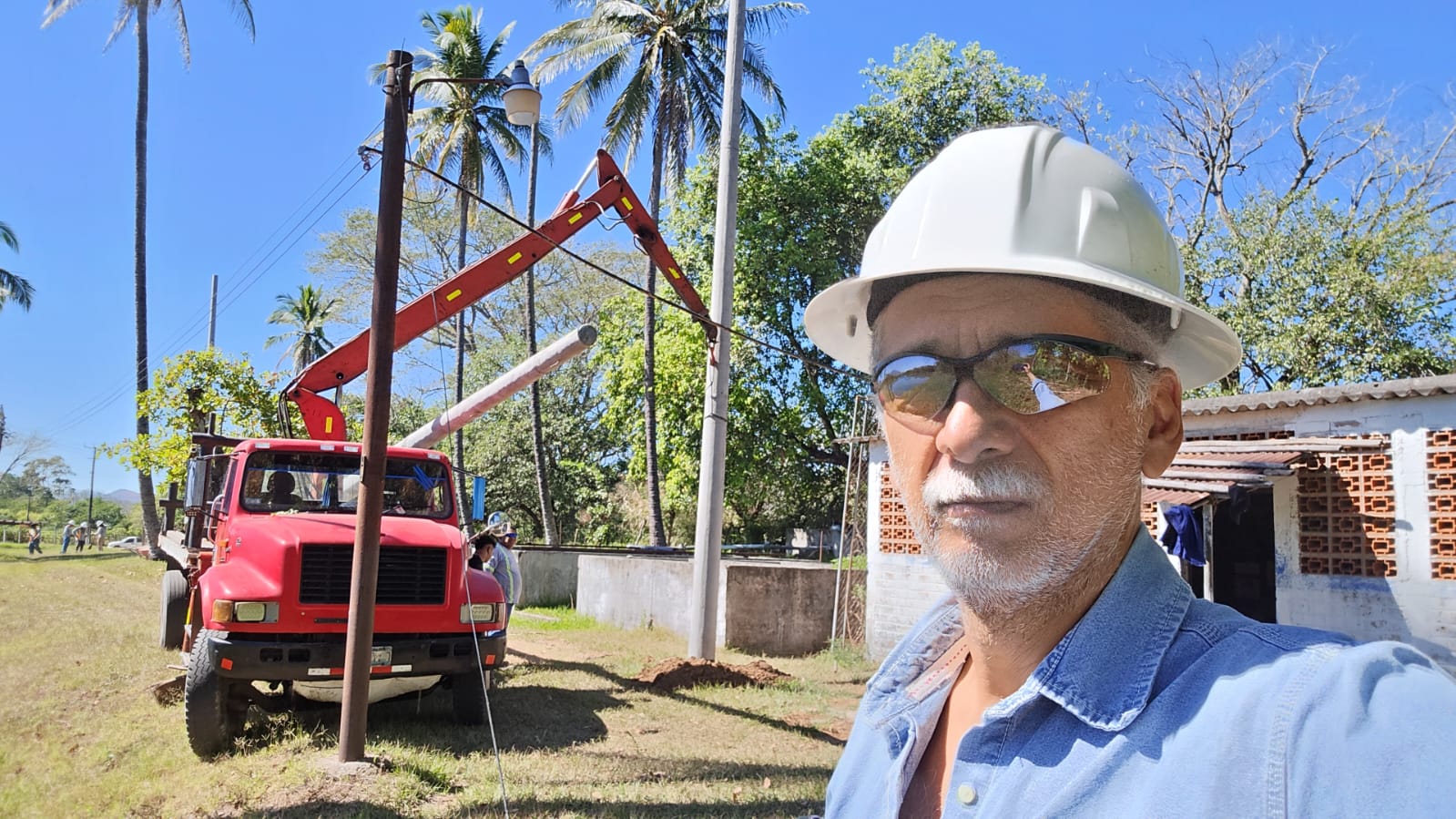 Cambio de postes eléctricos en la Escuela Nacional de Agricultura